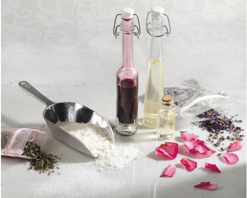 Anordnung mit Duftstoffen, Ölen und Zubehör zur Herstellung von Duftkerzen und Seifen