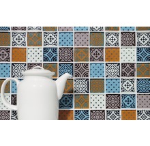 Dekorative Mosaikfliesen mit Mustern und eine weiße Teekanne