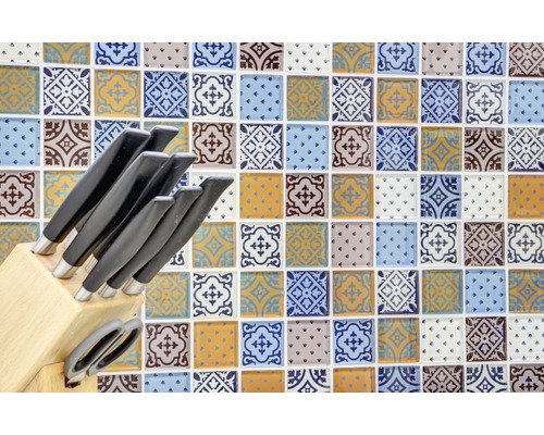 Messerblock mit Messern und Schere vor einem Hintergrund aus Wandfliesen