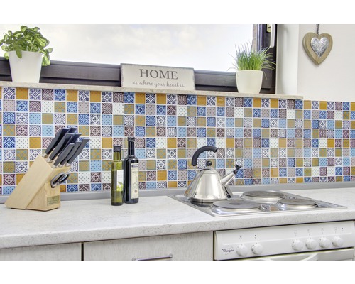 Küchenszene mit Mosaikfliesen, Messerblock und Kochutensilien auf der Arbeitsfläche