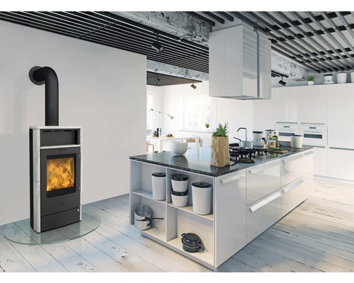 Kaminofen mit Glasplatte im modernen Küchenbereich