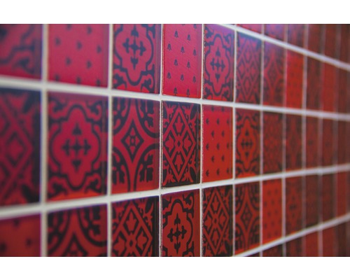 Fliesenwand mit rotem Muster