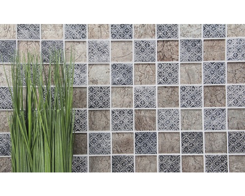 Quadratische Mosaikfliesen mit Muster und Kunstgras