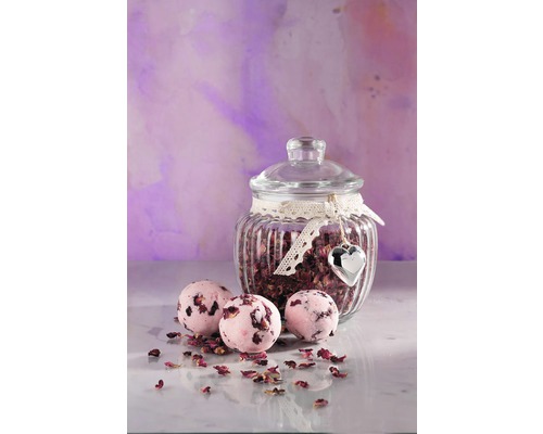 Badebomben mit Rosenblüten und Glasgefäß