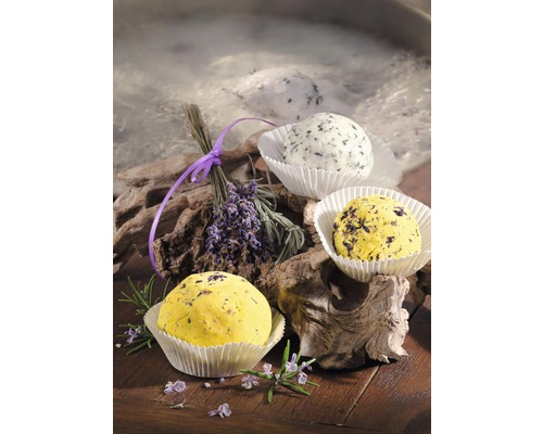 Badezusätze mit Kräutern und Lavendel