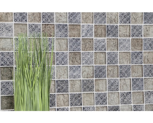 Quadratische Mosaikfliesen mit Muster und Pflanzen