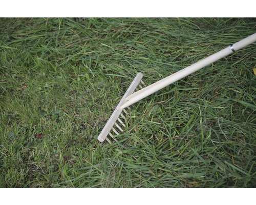 Holzrechen auf Gras