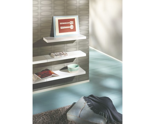 Helles Zimmer mit Wandregalen, Dekorationen, Kissen und Teppich