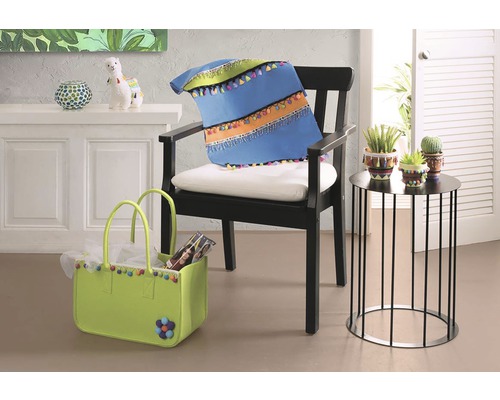Dekoratives Interieur mit Stuhl, Kissen, Tasche und Beistelltisch für ein gemütliches Wohnambiente