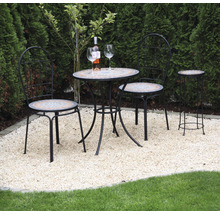 Gartenset mit Tisch, zwei Stühlen und Beistelltisch auf Kiesfläche mit Flasche und Gläsern.