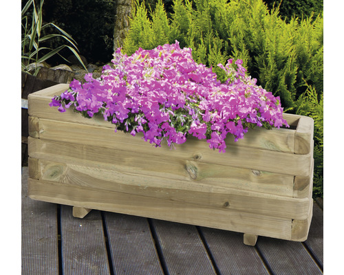 Holzblumenkasten mit Blumen auf einer Holzterrasse im Garten.