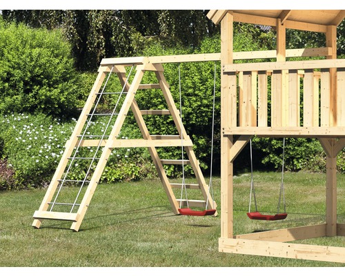 Spielturm mit Schaukel und Leiter auf Rasenfläche