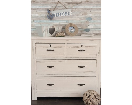 Kommode mit vier Schubladen und Dekoration im maritimen Stil