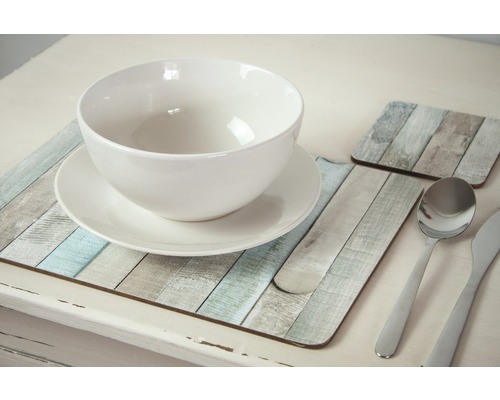 Gedeckter Tisch mit Teller, Schüssel, Besteck und Tischsets im Holzdesign