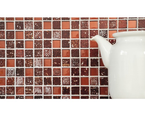 Mosaikfliese mit quadratischen Elementen und weißer Teekanne