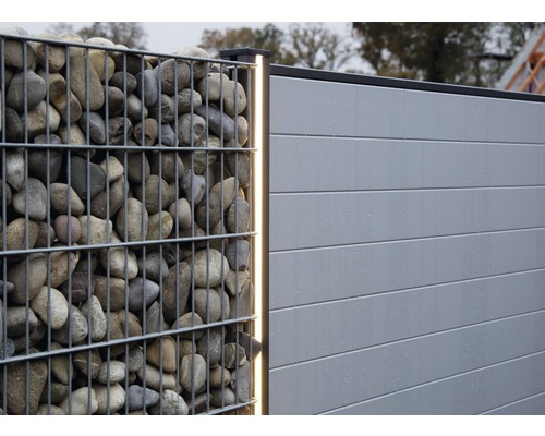 Gabionenwand mit Steinen und Sichtschutzzaun aus Kunststoff