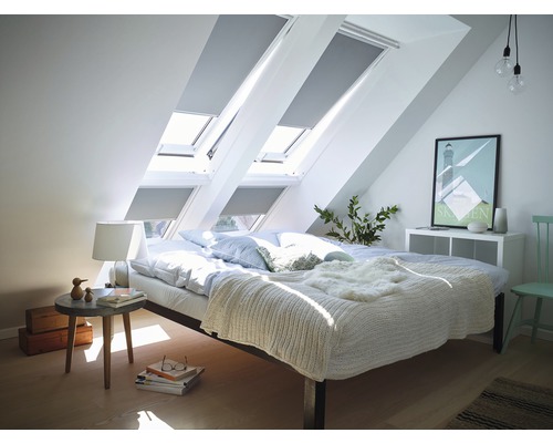 Schlafzimmer im Dachgeschoss mit Dachfenstern und Verdunkelungsrollos