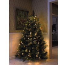 Geschmückter Weihnachtsbaum mit Kugeln und Lichterkette in einer Ecke des Raumes