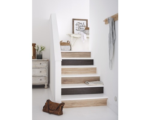 Treppenhaus mit Treppenstufen in Holzdekor, Kommode, Tasche und Wanddekoration