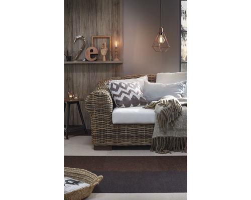 Wohnzimmer mit Rattansofa, Kissen und Pendelleuchte