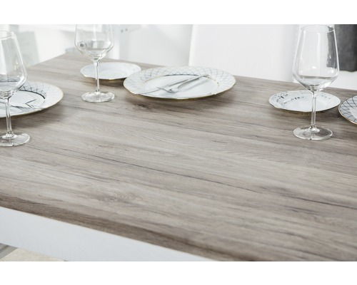 Tisch mit Geschirr und Gläsern