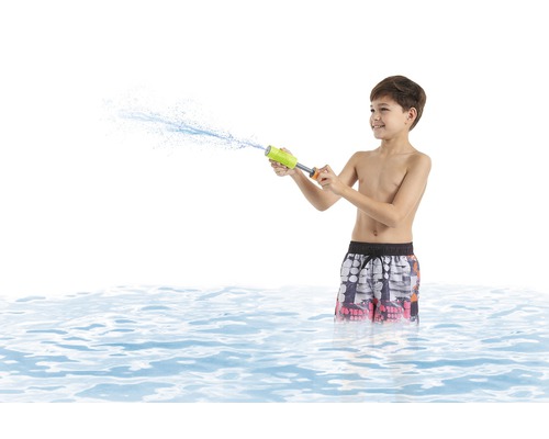 Junge im Wasser spritzt mit einer Gartenspritze