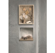 Dekorative Holzbox mit Engel und Sternen, sowie eine Nische mit Dekokugeln und Lichterkette an der Wand.