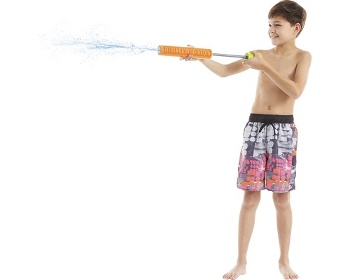 Junge schießt mit einer Wasserspritze.
