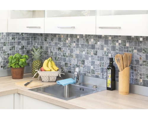 Helle Küche mit Mosaikfliesen, Spüle aus Edelstahl und frischen Zutaten.