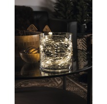 Dekorative Lichterkette in einem Glasgefäß auf einem Tisch