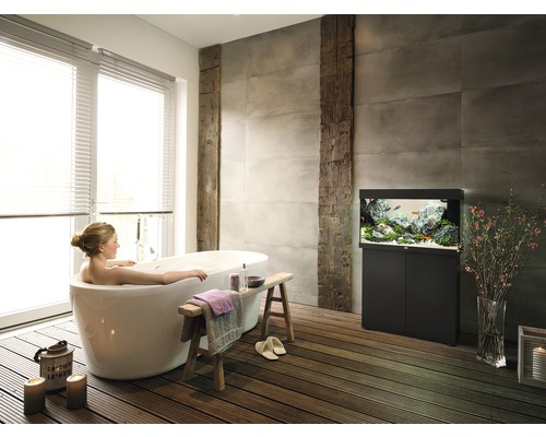 Badezimmer mit freistehender Badewanne, Aquarium und Holzfußboden