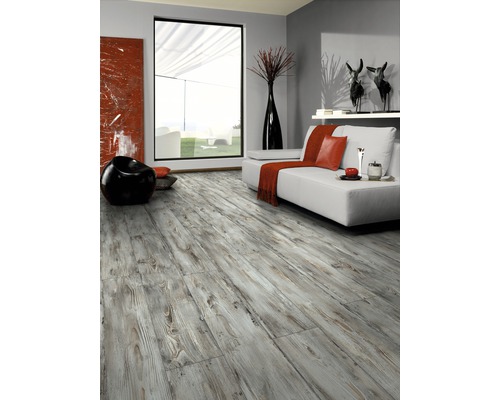 Wohnzimmer mit Holzboden in grauer Optik und weißem Sofa