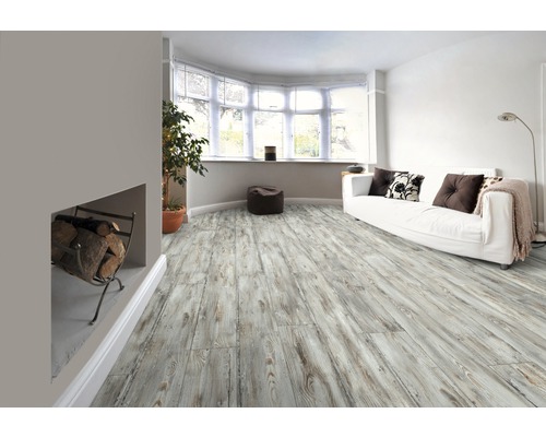 Wohnzimmer mit hellem Holzboden, Sofa und Kaminholz