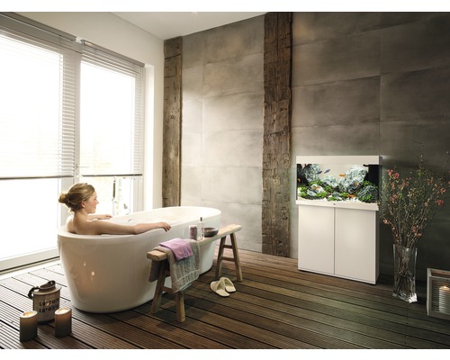 Helles Badezimmer mit freistehender Badewanne, Holzboden und Aquarium