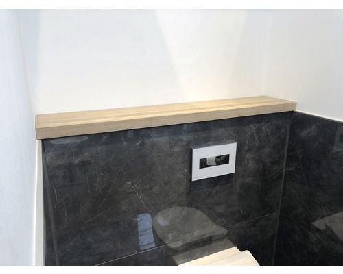 Badezimmer mit eingebautem Spülkasten, Betätigungsplatte und Holzablage