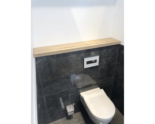 Modernes Badezimmer mit hängendem WC, Spülkasten und Holzablage