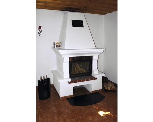 Kaminzimmer mit weißem Kamin, Kaminbesteck und Holzscheiten