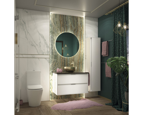 Modernes Badezimmer mit Toilette, Waschtischunterschrank, Spiegel und Handtuchhalter