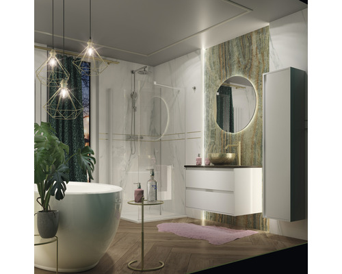 Badezimmer mit Badewanne, Dusche, Waschtisch, Spiegel und Schrank für ein stilvolles Ambiente.