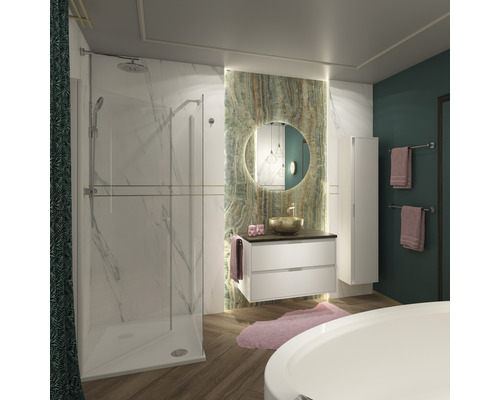 Badezimmer mit Dusche, Waschtisch, Spiegel und Handtuchhalter für eine stilvolle Einrichtung