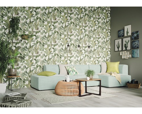 Wohnzimmer mit Ecksofa, Couchtischen und botanischer Tapete