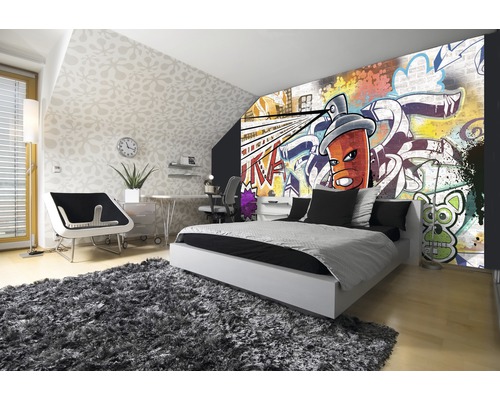 Schlafzimmer mit Graffiti-Tapete, Bett und Teppich