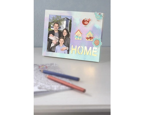 Dekorativer Bilderrahmen mit Familienfoto, Vogelmotiven und dem Schriftzug HOME.