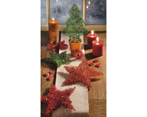 Dekoration mit Weihnachtsmotiv und Kerzen auf einem Tisch