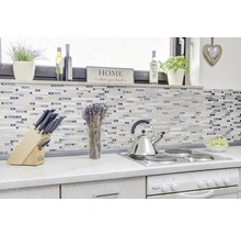 Küchenszene mit Mosaikfliesen, Messerset, Wasserkocher und Dekorationen