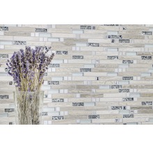 Dekorative Wandfliese mit Mosaikmuster und Lavendelstrauß in Vase