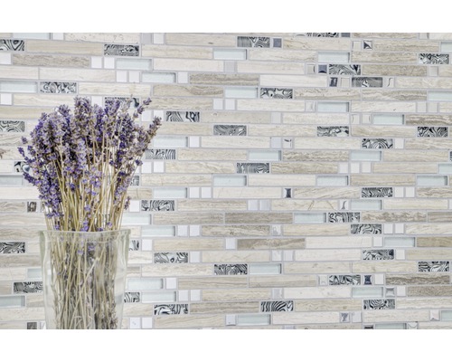 Dekorative Wandfliese mit Mosaikmuster und Lavendelstrauß in Vase