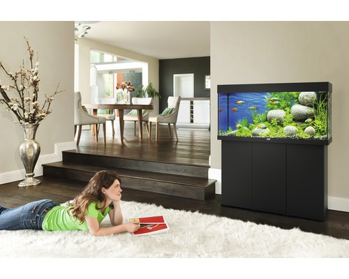 Aquarium mit Unterschrank in einem Wohnraum mit Fischen und Dekoration