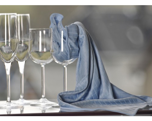 Gläser und ein Geschirrtuch