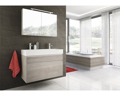 Modernes Badezimmer mit Waschtisch, Spiegelschrank und Badewanne unter einem Fenster